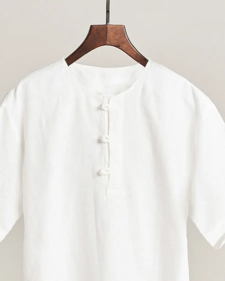 The Popover, close-up of the white fabric and collar