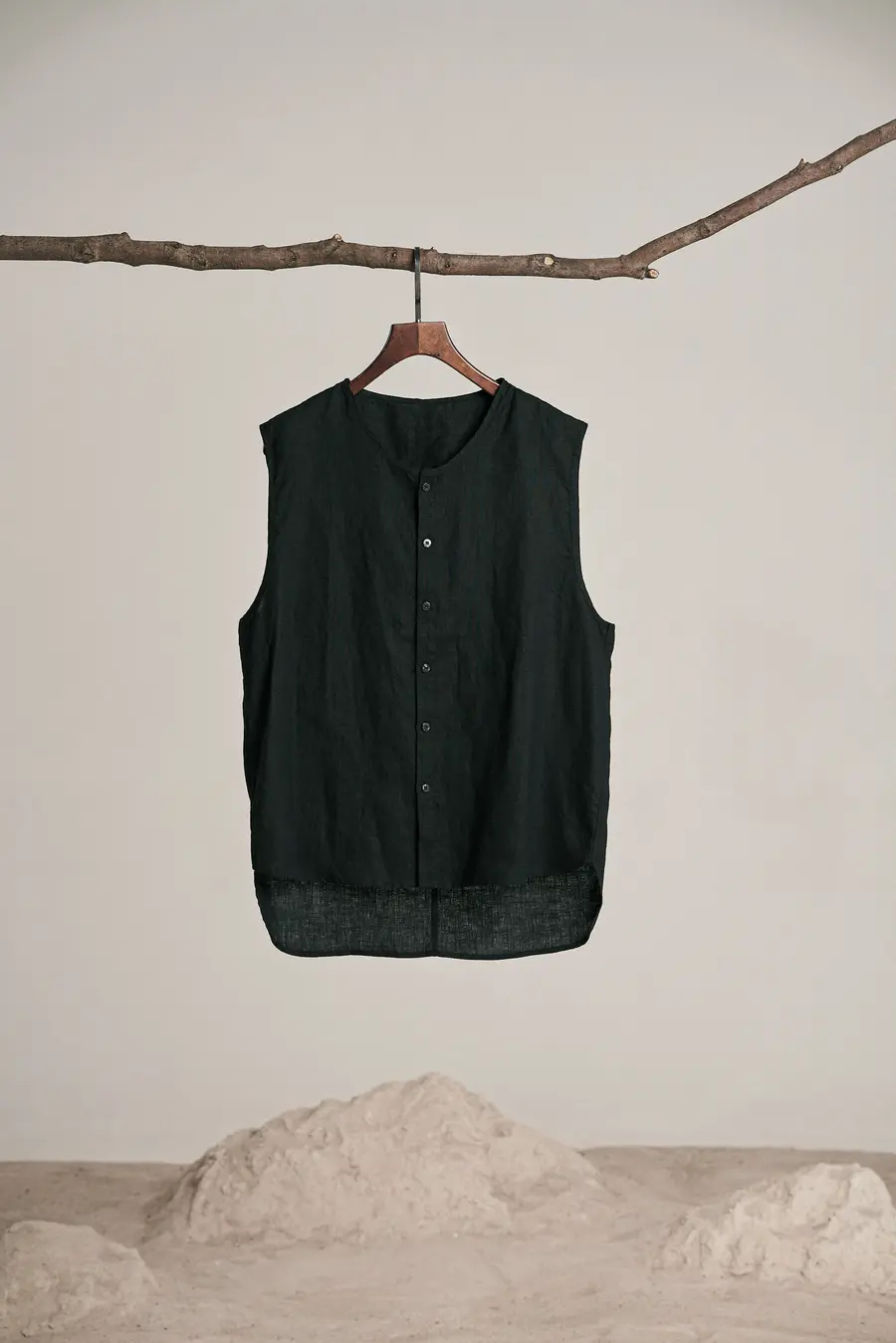 The Sleeveless Shirt in black