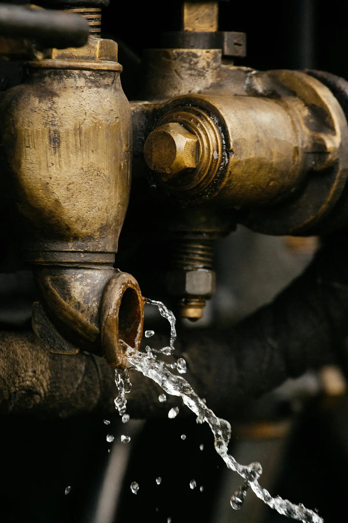 Water spraying from an old brass pipe fitting